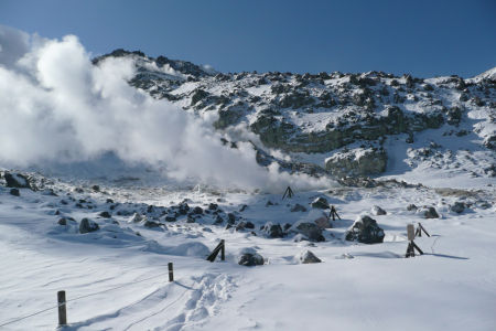 冬の硫黄山